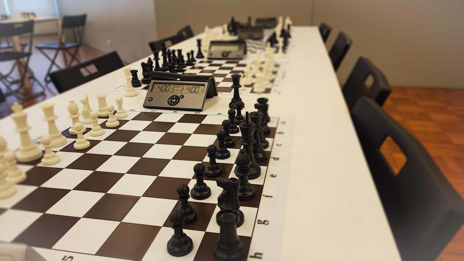 Sala de aulas do Peão Mestre com mesas preparadas para a turma de xadrez